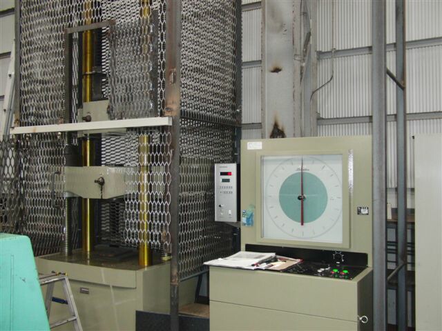 photo:摩擦圧接加工　試験機